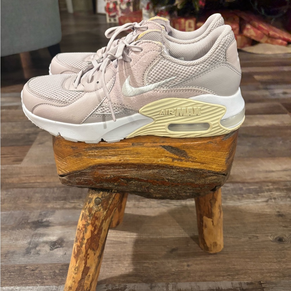 Women’s Nike Air Max Excee size 8